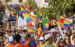 Personas con banderas de la comunidad LGBT