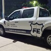 Patrulla blanca de la Fiscalía del Estado de Jalisco estacionada detrás de una patrulla de la Policía de Guadalajara al lado de áreas verdes