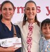 Sheinbaum y Mario Delgado, titular de la SEP, con padres de familia y niños en la entrega de las tarjetas de la beca Rita Cetina en Neza