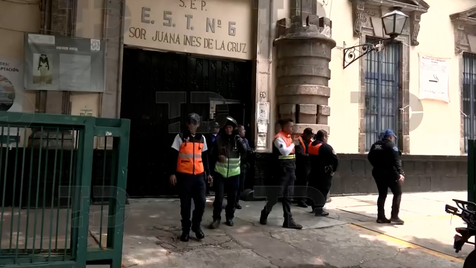Alumnos de la Secundaria Técnica 6 en Cuauhtémoc fueron evacuados por una fuga de gas en un tanque de 120 litros. Bomberos y Protección Civil en el lugar.