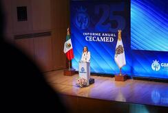 Durante el Informe Anual de Actividades 2025 de la CECAMED, Libia Dennise reconoció a CECAMED por su labor resolver conflictos médicos mediante el diálogo
