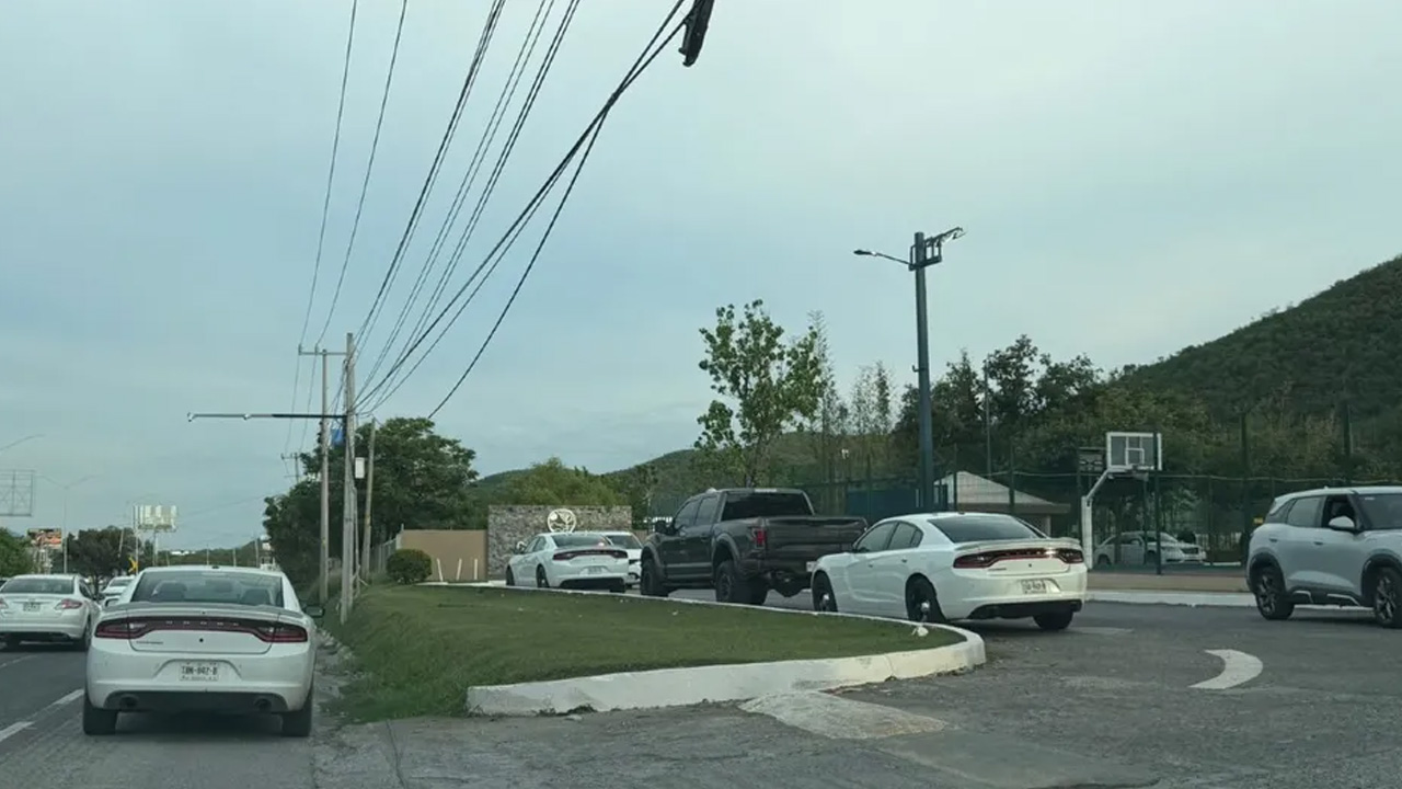 Una llamada sobre presuntas personas privadas de la libertad provocó un operativo en el Club Deportivo Cañón de La Sierra, en Monterrey; autoridades confirmaron