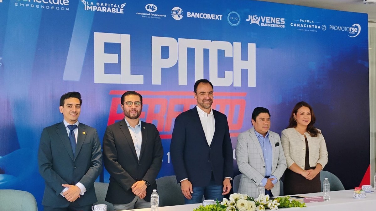 Autoridades gubernamentales en rueda de prensa con el nombre El Pitch Perfecto de fondo