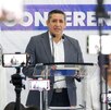 Hombre vestido de traja hablando frente a un micrófono desde la Fiscalía de Oaxaca.