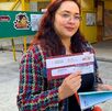 Madre de familia haciendo registro para Beca Rita Cetina