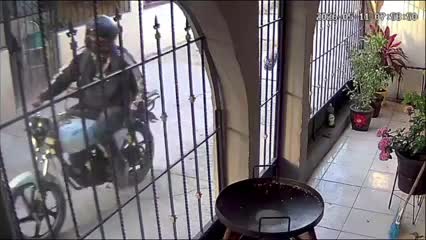 Cámaras de seguridad captaron el momento en que un sujeto a bordo de una motocicleta agredió sexualmente a una joven en la colonia Campillo Saenz.