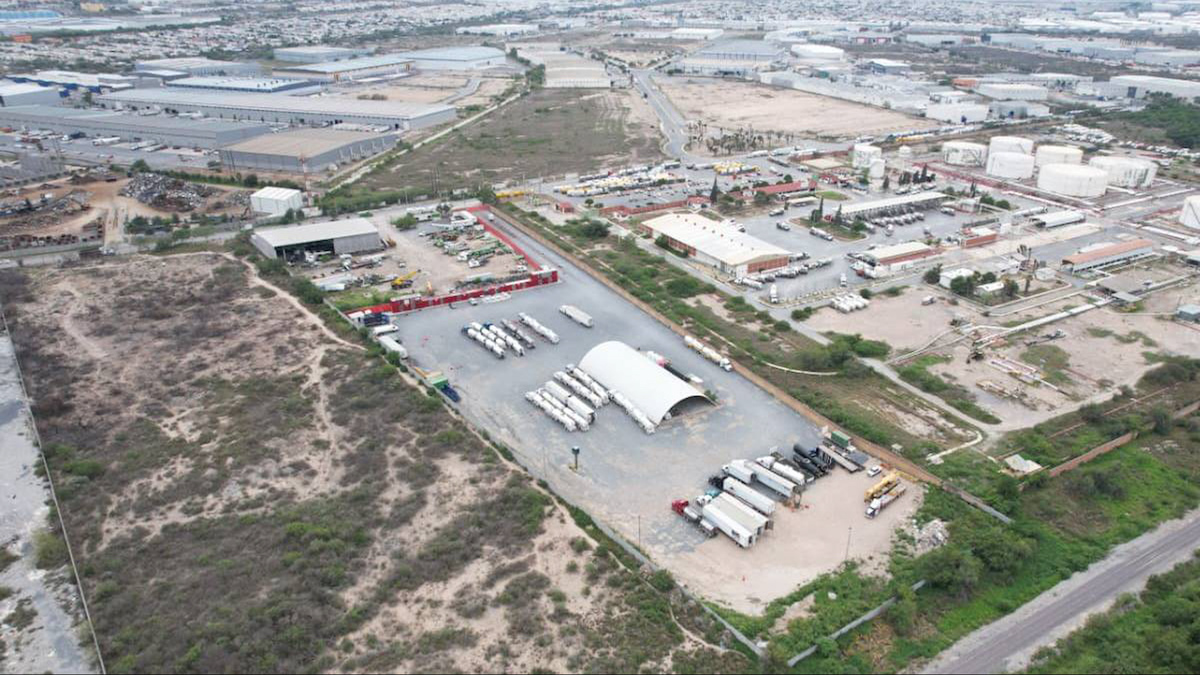 Elementos federales resguardan un predio en Santa Catarina, Nuevo León, relacionado con el robo de combustible. Conoce los detalles del operativo.