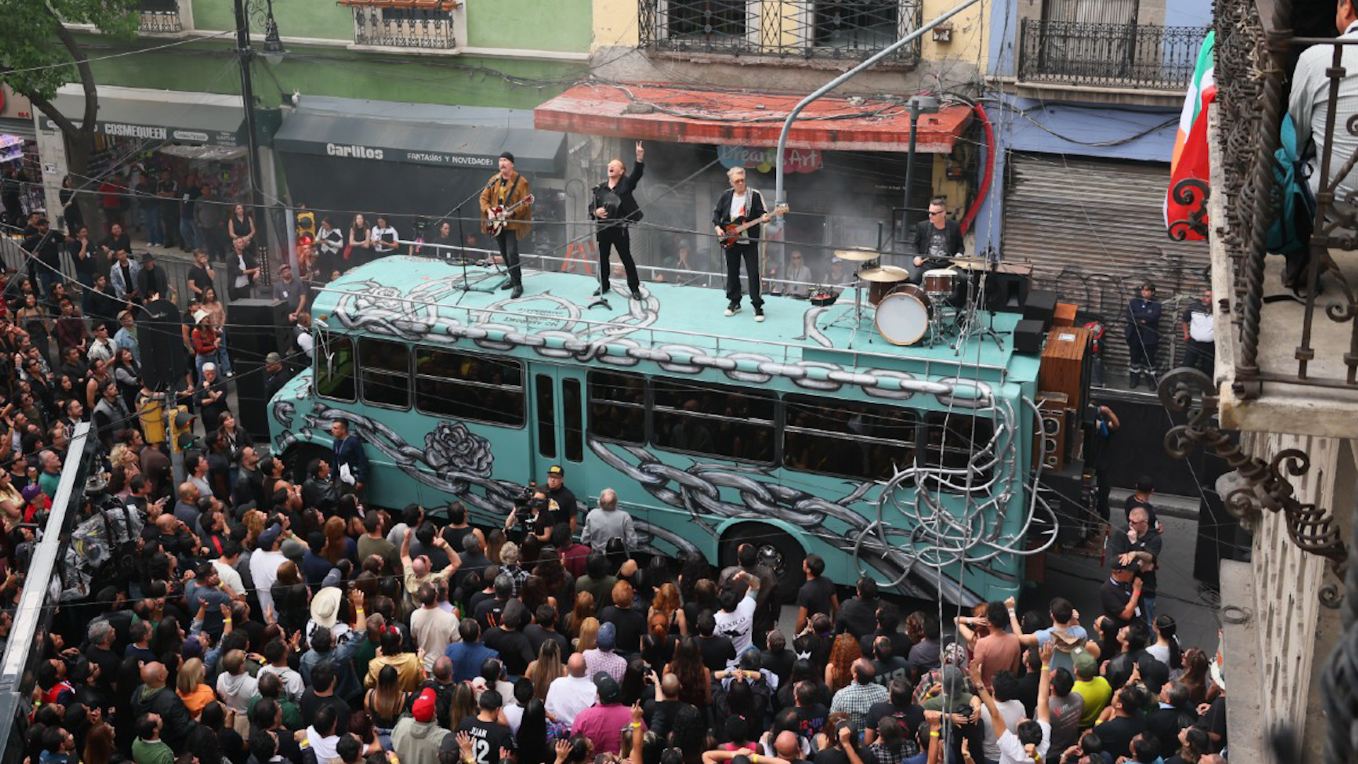 La banda irlandesa U2 fue captada grabando su nuevo video en el Centro Histórico de la CdMx. Bono y The Edge sorprendieron a miles de fans.