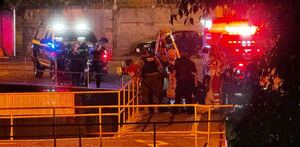 Un hombre que buscaba metales fue arrastrado por la corriente del Río San Juan de Dios en Guadalajara. Bomberos realizaron un rescate de alto riesgo.