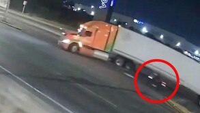 Tráiler dando vuelta en una avenida de El Salto con una moto a punto de impactarse contra las llantas delanteras