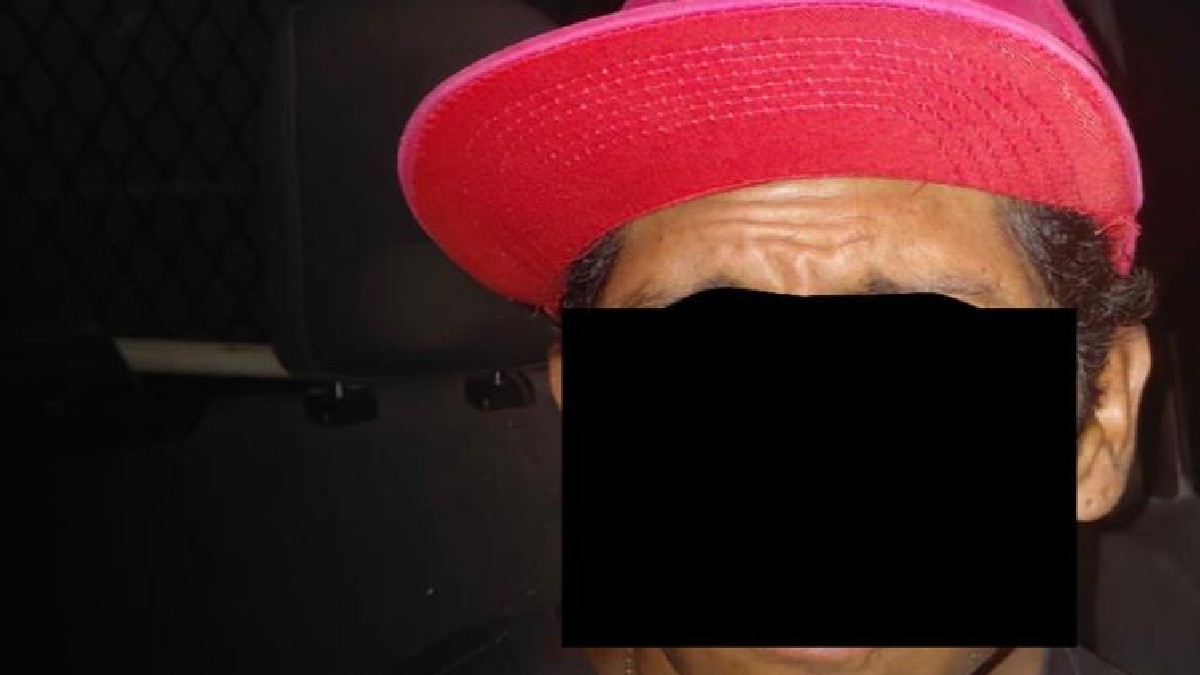 Hombre con gorra roja y cara censurada