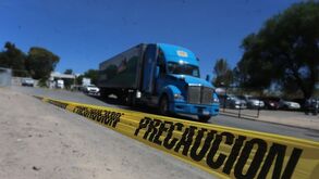 Sobre la carretera Federal 57 a la altura de San Luis de la Paz, la cabina de un tráiler se encontraba atravesada sin conductor. Se desconoce su paradero.