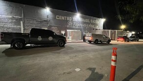 Se observa una fachada en color gris y letras que dicen Centro de rehabilitación Fe, Esperanza y Amor.