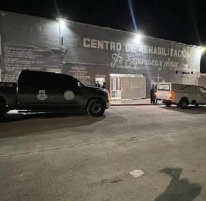 Se observa una fachada en color gris y letras que dicen Centro de rehabilitación Fe, Esperanza y Amor.