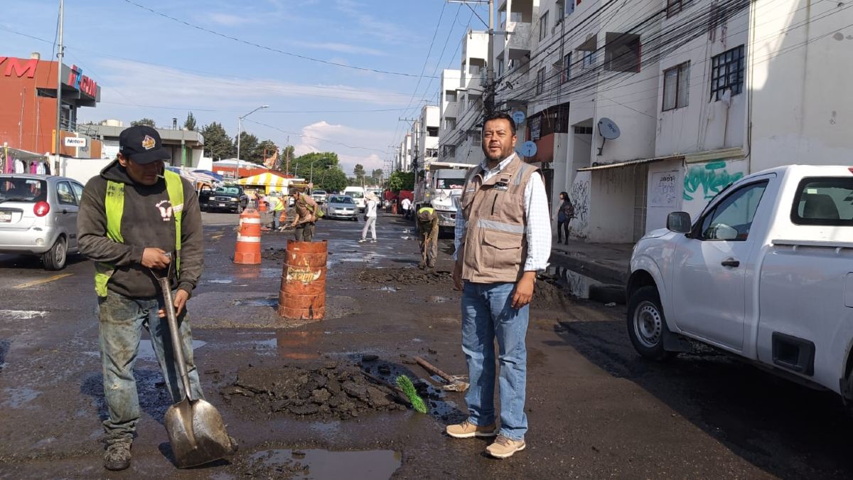 una brigada de reparación de baches en calles de la ciudad de puebla