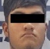 Rostro de un hombre cubierto con cinta negra y presentado ante la Fiscalía de Puebla.