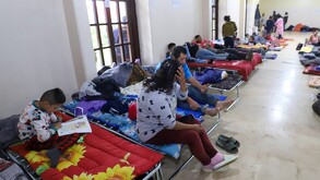 personas en un refugio temporal por lluvias en puebla