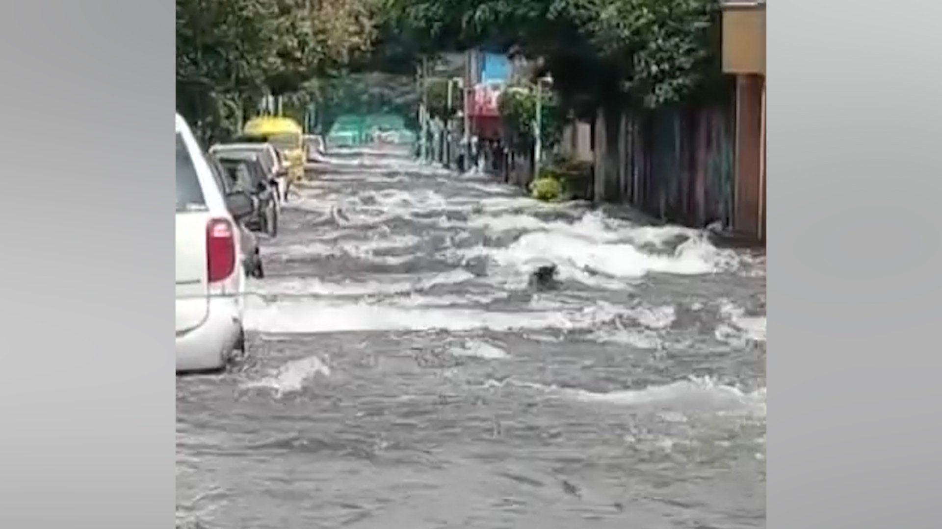 Una mega fuga de agua potable convirtió la Avenida Tláhuac en un río. Miles de litros se desperdician en la colonia Lomas Estrella, Iztapalapa.