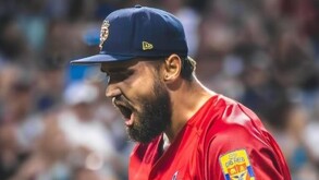 El pitcher estadounidense con el uniforme de uno de los equipos con los jugo en el su país natal