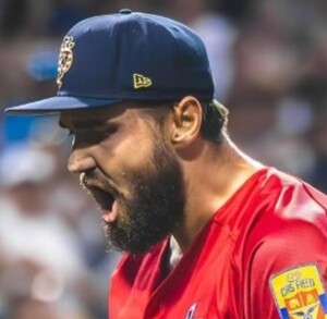 El pitcher estadounidense con el uniforme de uno de los equipos con los jugo en el su país natal