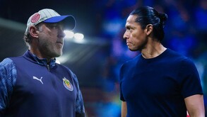 ¿Quién llegará a la final? Analizamos las batallas individuales y estadísticas clave entre Chivas y Cruz Azul. Del duelo Mier-Whalley al poderío de Sepúlveda.