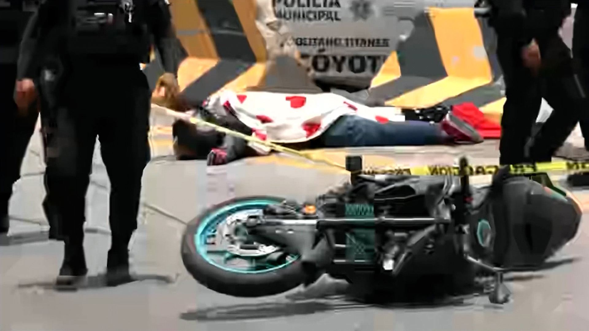 Un motociclista de 30 años murió tras chocar contra un muro de contención en el Bordo de Xochiaca, Nezahualcóyotl. Reportan exceso de velocidad en la zona.