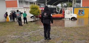 Camión de volteo rescata a niños de primaria tras inundación en Puebla.