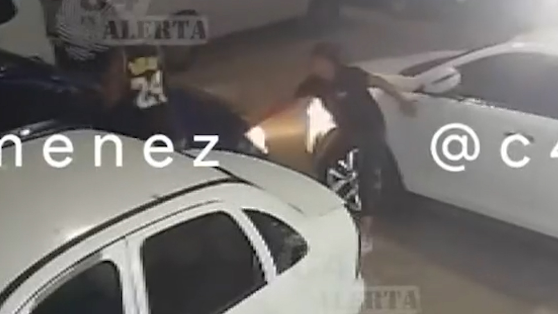 Brandon Mendoza utilizó su auto para aplastar a Karen Andrea en la colonia El Sol, Nezahualcóyotl. La familia denuncia ayuda de policías para su fuga.
