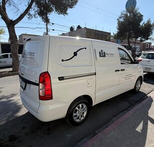 Se observa una camioneta color blanca dice Funerarias Martínez.