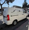 Se observa una camioneta color blanca dice Funerarias Martínez.