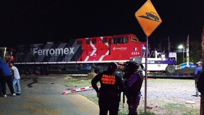 Un tráiler quedó atorado sobre las vías férreas en la comunidad de La Valla, en el municipio de San Juan del Río, y fue impactado por el tren.