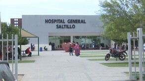 Se observa una fachada color beige con letras que dicen Hospital General.
