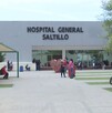 Se observa una fachada color beige con letras que dicen Hospital General.