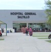 Se observa una fachada color beige con letras que dicen Hospital General.