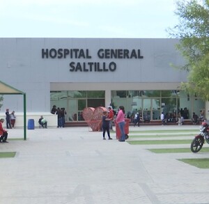 Se observa una fachada color beige con letras que dicen Hospital General.