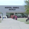 Se observa una fachada color beige con letras que dicen Hospital General.
