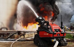 En esta imagen proporcionada por el Servicio Ucraniano de Emergencia, personal de emergencias trabaja para extinguir un incendio tras un ataque de dron ruso