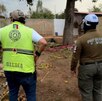 Elementos de protección civil observan un terreno asegurado con cinta preventiva.