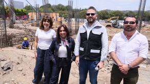 Autoridades del gobierno de Tlaxcala en medio de escombros y un escenario de construcción
