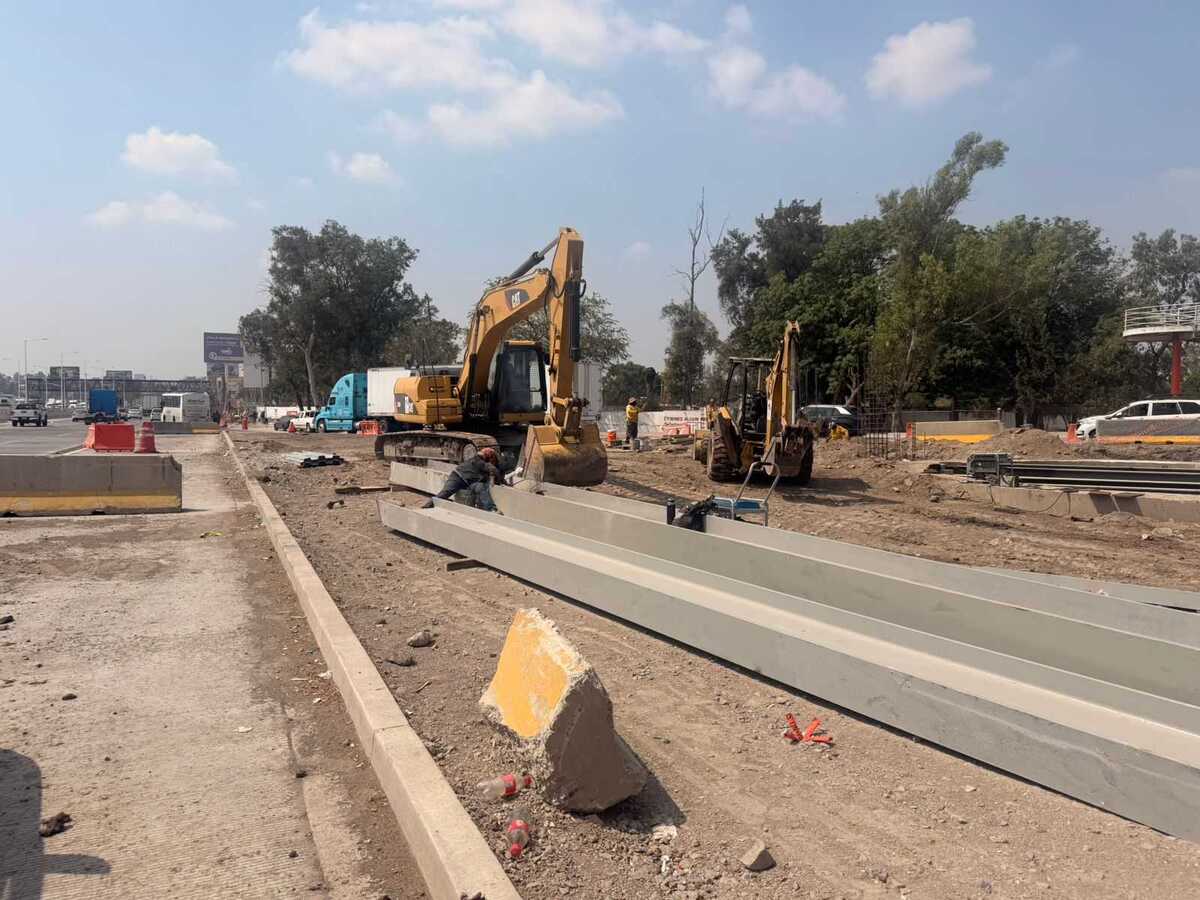 Maquinaria y trabajadores en Carretera a Chapala, en las obras de reparacion para la movilidad de la ciudad