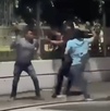 unos hombres peleando en una calle y una camioneta arrollando personas