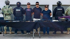Cuatro presuntos generadores de violencia fueron detenidos con armas largas y drogas tras operativos en Monterrey.