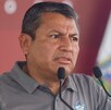 Hombre de avanzada edad y rostro reacio hablando ante un micrófono.