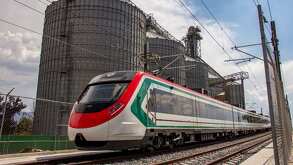 El tren Felipe Ángeles del tren Suburbano avanzado sobre las vías de tren a alta velocidad