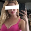 Imagen de Valeria Márquez con los ojos censurados por un recuadro blanco sosteniendo su celular con una imagen del interior de su salón de belleza de fondo