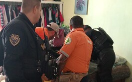 Policías y paramédicos en una habitación