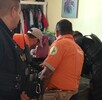 Policías y paramédicos en una habitación