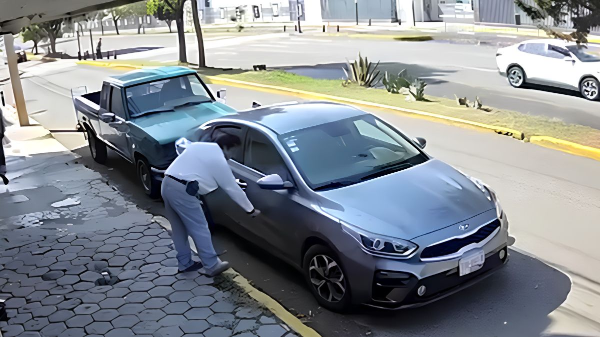 Un hombre rayó el auto de una estudiante de la BUAP, debido a que la joven se estacionó frente a su negocio.