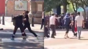 Estudiantes peleando en una plaza pública.
