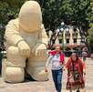 Escultura artística en el Zócalo de Puebla con personas caminando junto a ella